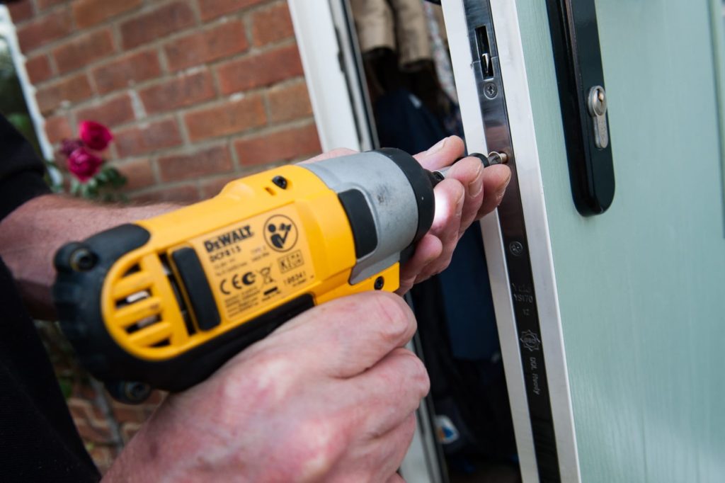 Установка замков входных дверей с выездом в Ишимбае